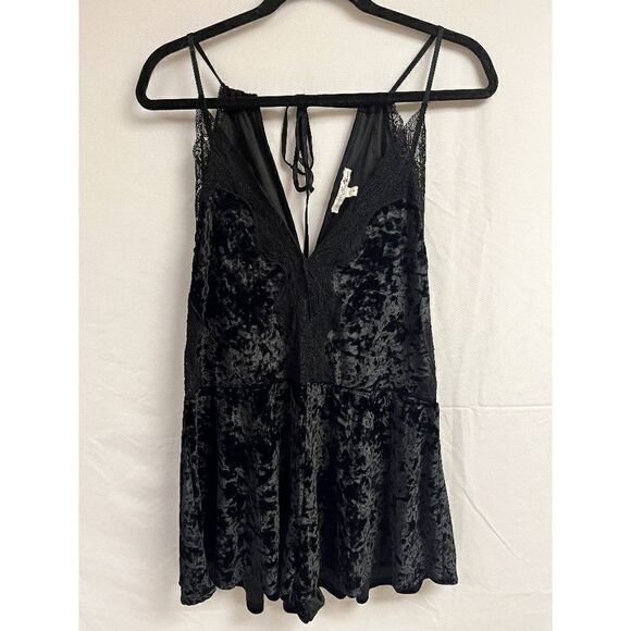 Express one eleven Womens Spaghetti Strap Deep V neck Velvet Top Black Lace Romp - Picture 2 of 10